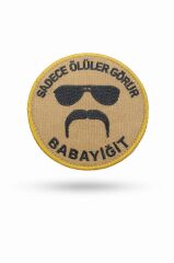 Single Sword ''SADECE ÖLÜLER GÖRÜR BABAYİĞİT'' Yazılı Cırtlı Nakış Arma, Patch, Peç Model SİYAH-BEJ