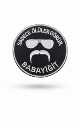 Single Sword ''SADECE ÖLÜLER GÖRÜR BABAYİĞİT'' Yazılı Cırtlı Nakış Arma, Patch, Peç Model SİYAH-BEJ