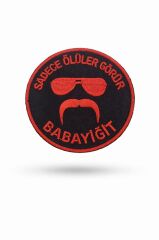 Single Sword ''SADECE ÖLÜLER GÖRÜR BABAYİĞİT'' Yazılı Cırtlı Nakış Arma, Patch, Peç Model KIRMIZI-SİYAH